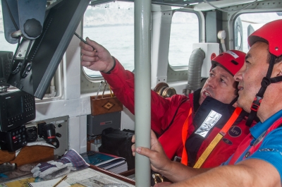 pic_Working-together-to-navigate-safley-_297333_large
